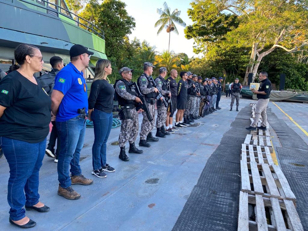Equipes de segurança da SSP AM realizam fiscalização em embarcação nas bases fluviais arpão no Amazonas.