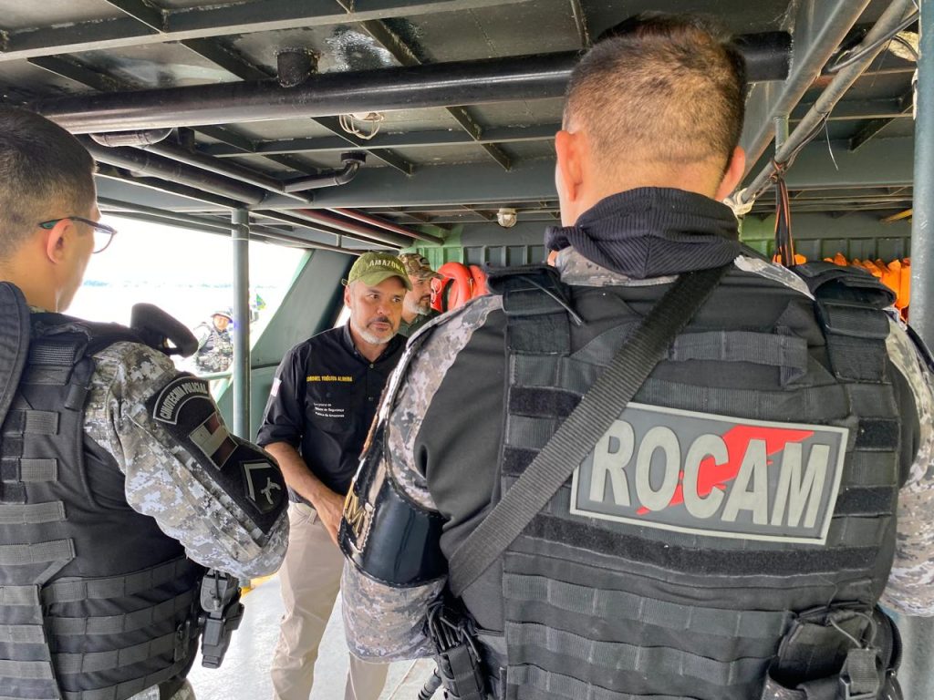 Equipes de segurança da SSP AM realizam fiscalização em embarcação nas bases fluviais arpão no Amazonas.
