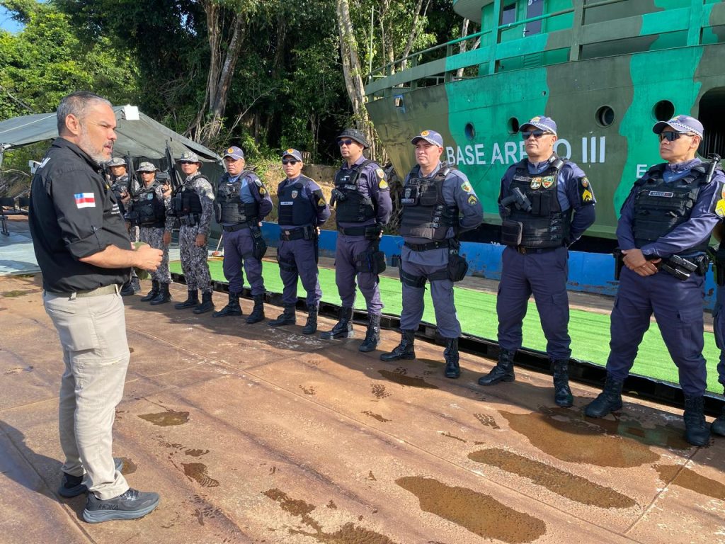 Equipes de segurança da SSP AM realizam fiscalização em embarcação nas bases fluviais arpão no Amazonas.