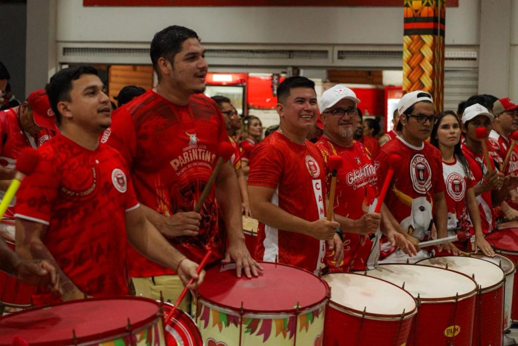 Integrantes da Batucada do Boi Garantido durante o primeiro ensaio para o Festival de Parintins 2026 na Cidade Garantido.