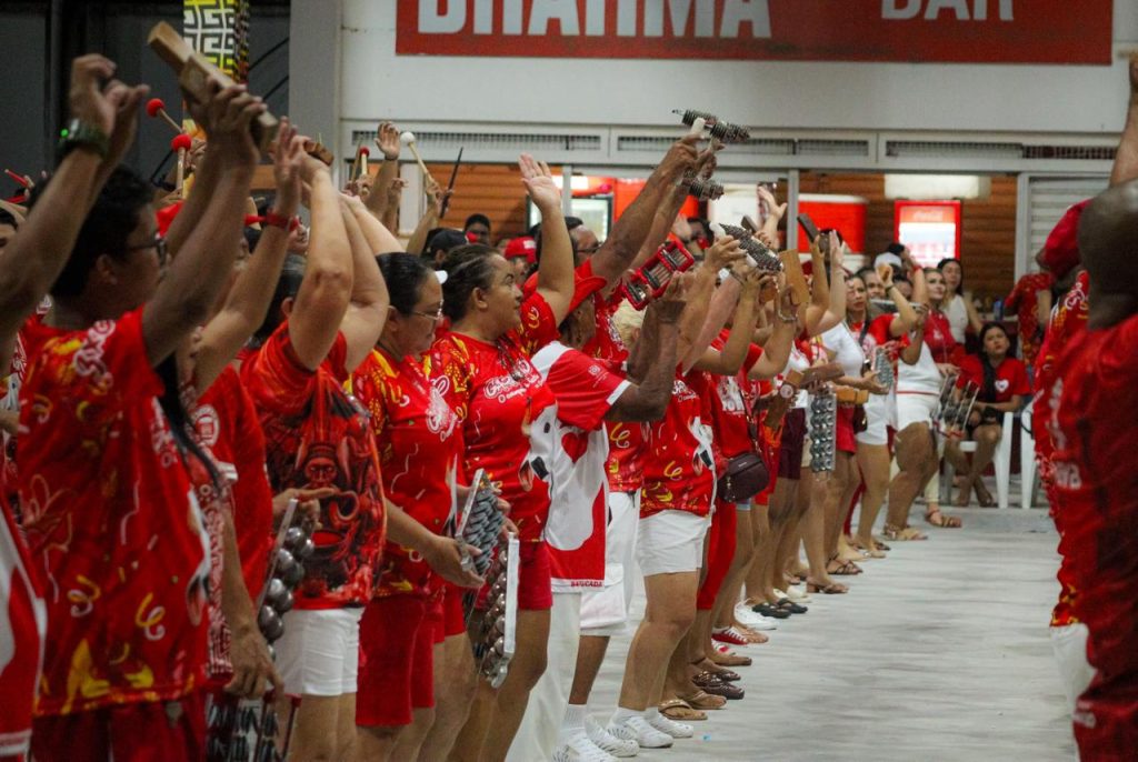 Integrantes da Batucada do Boi Garantido durante o primeiro ensaio para o Festival de Parintins 2026 na Cidade Garantido.