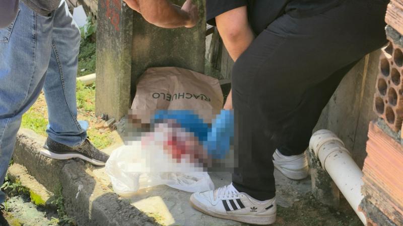 Rua isolada pela polícia no bairro Nova Cidade em Manaus após bebê ser encontrada morta dentro de uma sacola plástica.