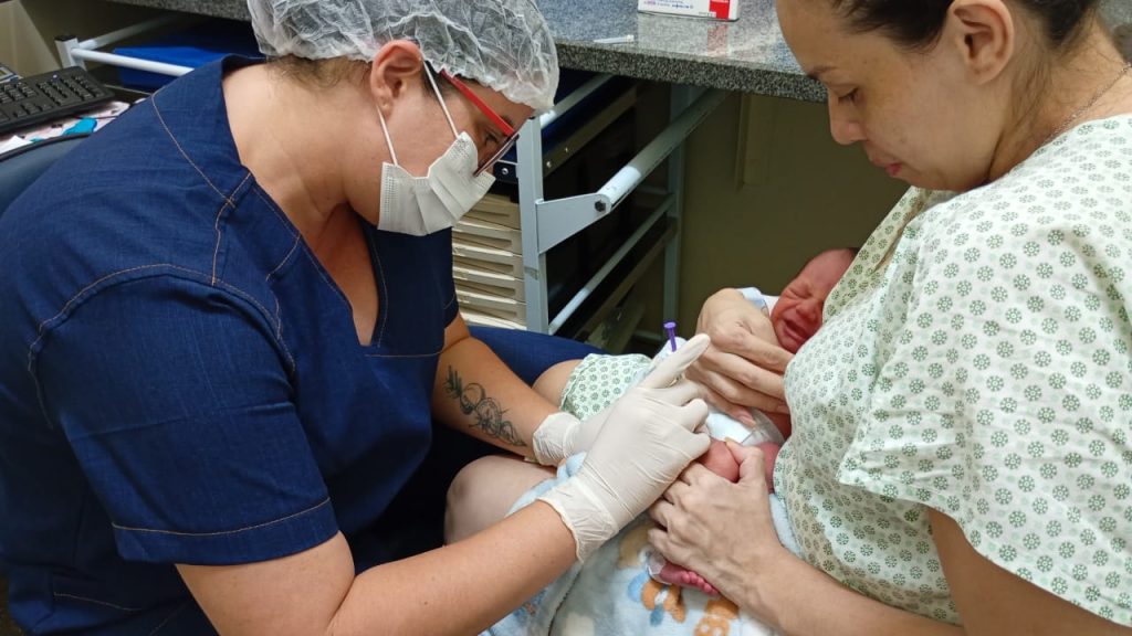 Bebê prematuro recebe o anticorpo Nirsevimabe em unidade de saúde de Manaus para proteção contra o Vírus Sincicial Respiratório.