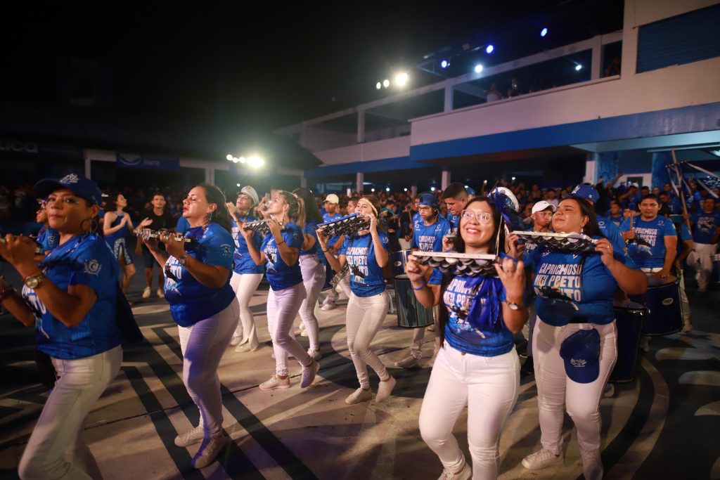 Integrantes da Marujada de Guerra do Boi Caprichoso em ensaio no Curral Zeca Xibelão para o Festival de Parintins 2026.