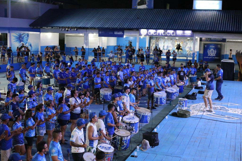Integrantes da Marujada de Guerra do Boi Caprichoso em ensaio no Curral Zeca Xibelão para o Festival de Parintins 2026.