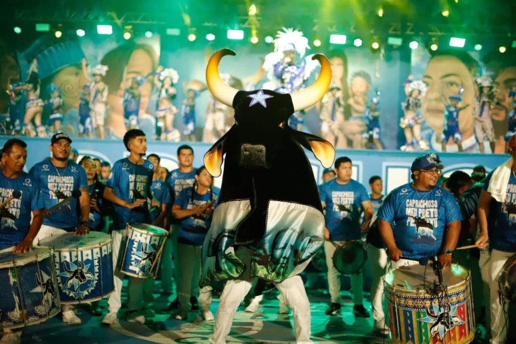 Apresentação do Boi Caprichoso com a Marujada de Guerra no Curral Zeca Xibelão durante a abertura da temporada em Parintins.