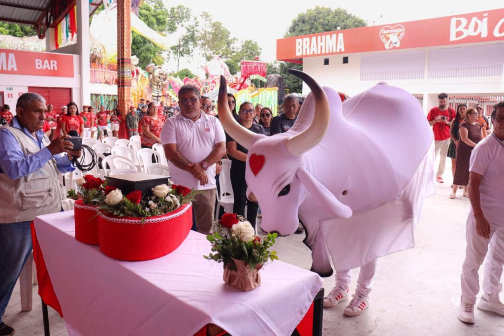 Homenagem ao compositor Tadeu Garcia na Cidade Garantido em Parintins com torcedores do Boi Garantido