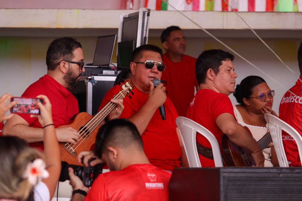 Homenagem ao compositor Tadeu Garcia na Cidade Garantido em Parintins com torcedores do Boi Garantido