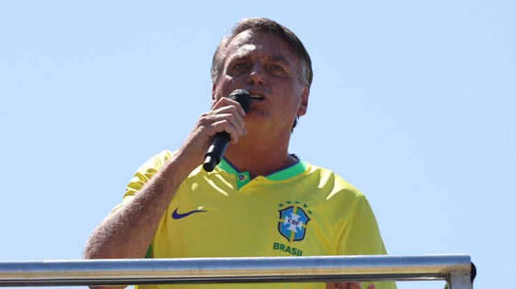 O ex-presidente Jair Bolsonaro internado em hospital de Brasília para tratamento de infecção pulmonar bacteriana