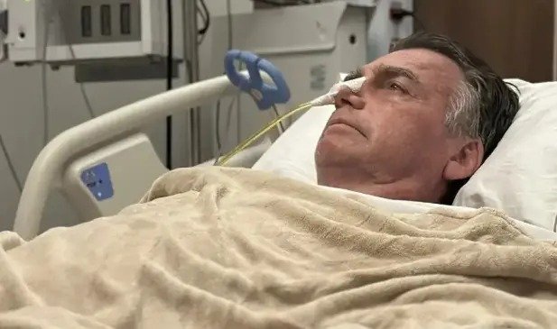 Ex-presidente Jair Bolsonaro em atendimento médico no hospital df star apresentando sinais de fraqueza e abatimento