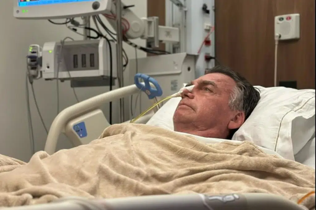 Ex-presidente Jair Bolsonaro em imagem de rede social no contexto de sua internação hospitalar para tratamento médico.