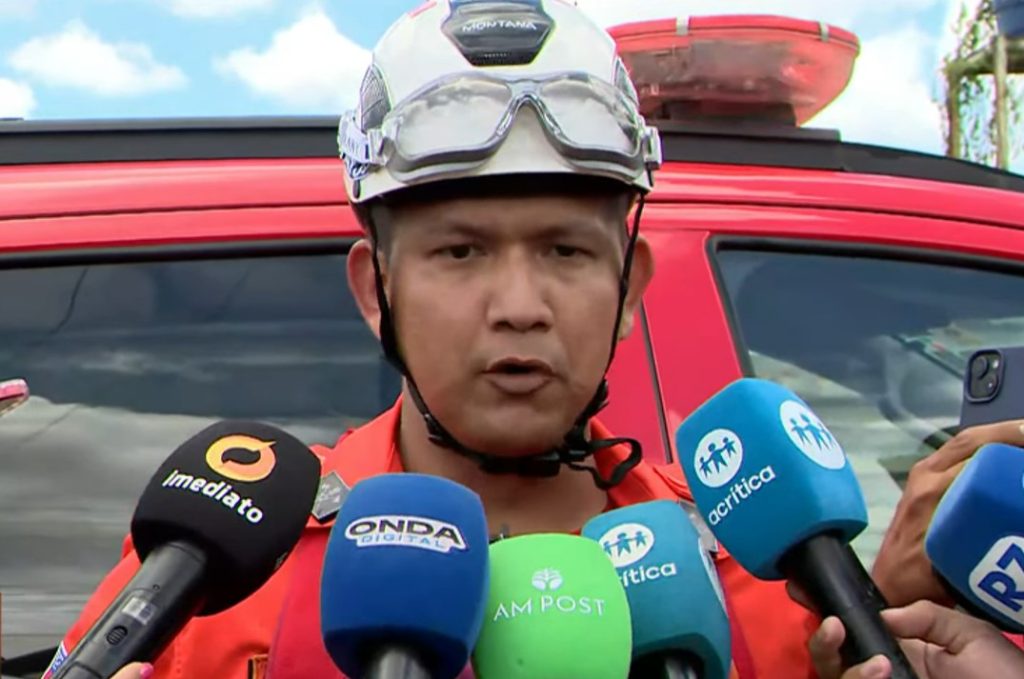 Bombeiros realizam resgate de vítimas em acidente de avião no Aeroclube de Manaus.