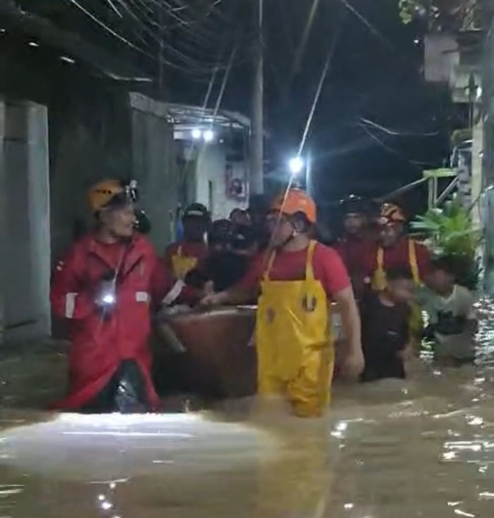 Bombeiros militares utilizam botes para resgatar famílias em áreas alagadas de Manaus após forte temporal.