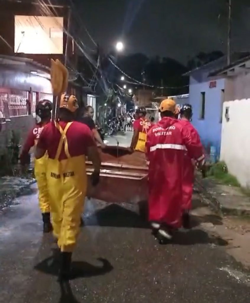 Bombeiros militares utilizam botes para resgatar famílias em áreas alagadas de Manaus após forte temporal.