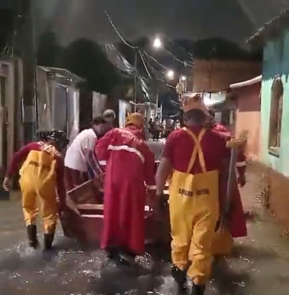 Bombeiros militares utilizam botes para resgatar famílias em áreas alagadas de Manaus após forte temporal.