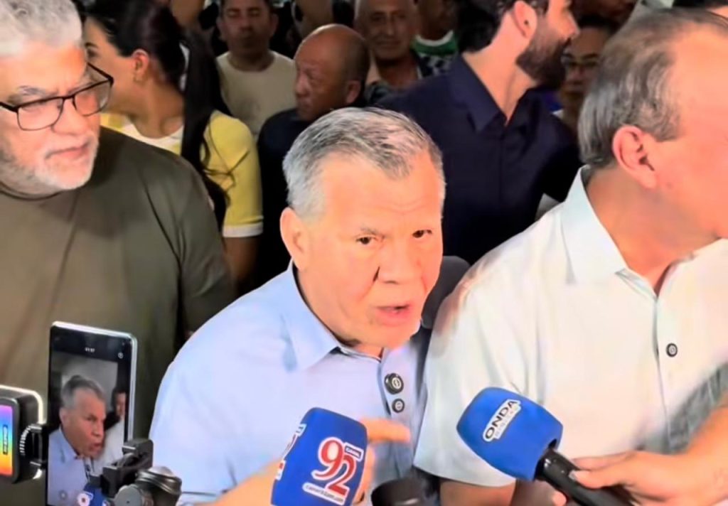O político Bosco Saraiva discursa durante evento de filiação partidária no bairro Morro da Liberdade em Manaus