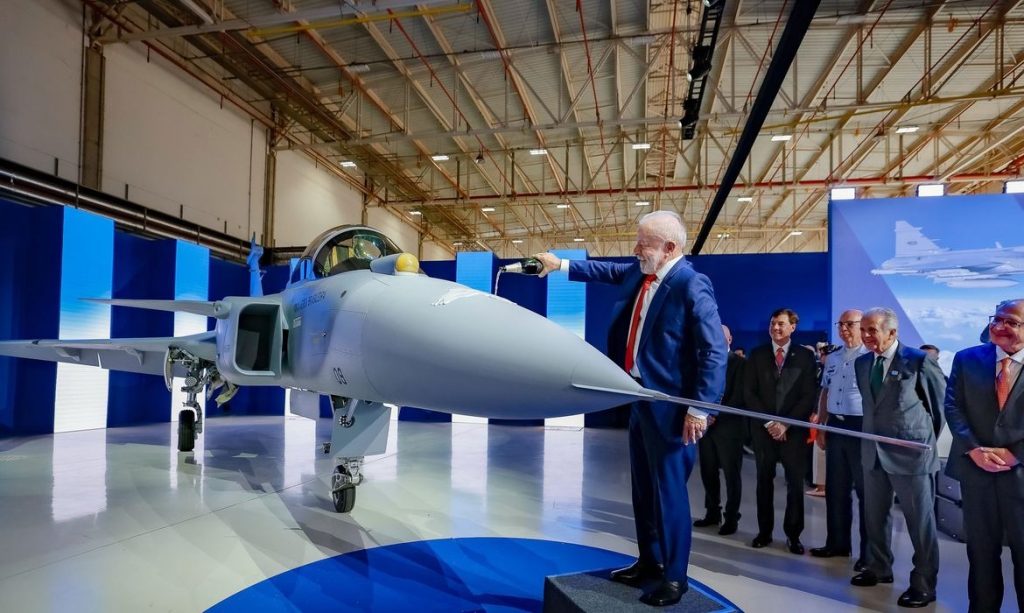 Presidente Lula observa o primeiro caca F-39 Gripen fabricado em territorio nacional na unidade da Embraer em Gaviao Peixoto.
