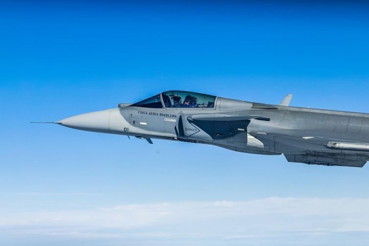 Presidente Lula observa o primeiro caca F-39 Gripen fabricado em territorio nacional na unidade da Embraer em Gaviao Peixoto.