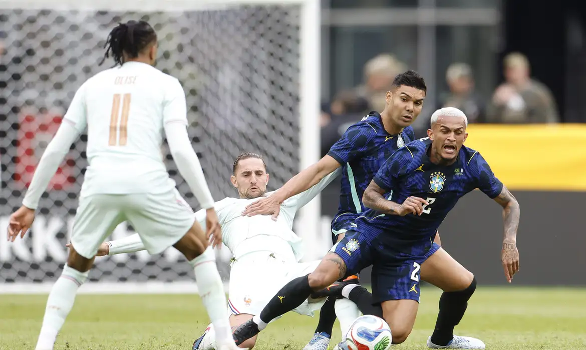 Jogadores da seleção brasileira e da França disputando bola em amistoso no Gillette Stadium