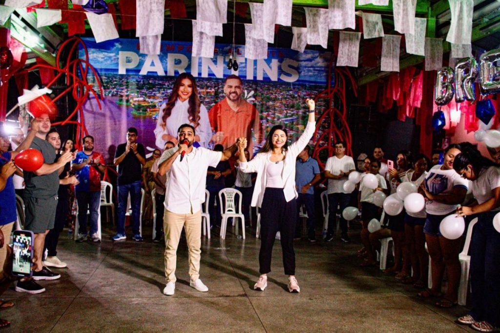 Brena Dianná e Israel Paulain em foto de divulgação para matéria sobre condenação por propaganda eleitoral antecipada em Parintins.