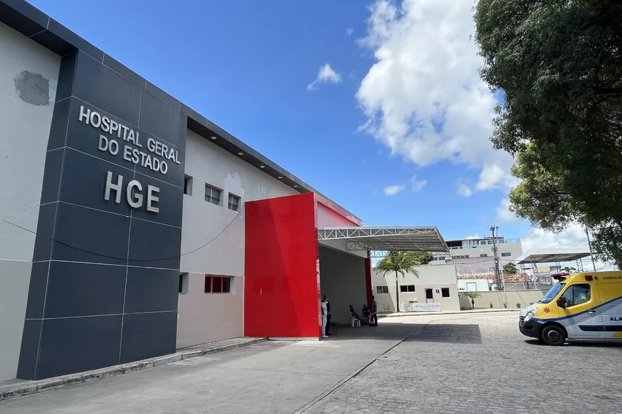 Jovem de 23 anos ferida após agressão doméstica em Alagoas onde teve os lábios mordidos pelo companheiro.
