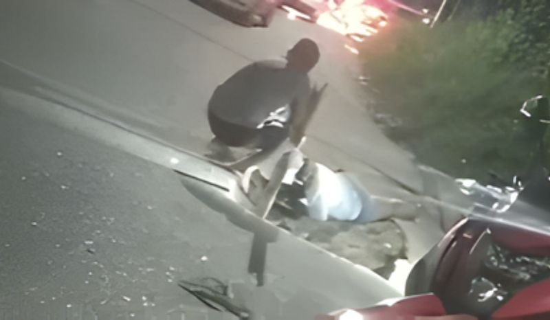 Moradores auxiliam motociclista caído no asfalto após acidente causado por buraco na rua Nova Esperança