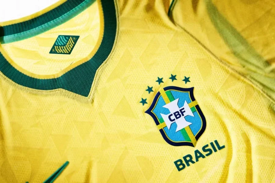 detalhes do novo uniforme da seleção brasileira de futebol com o escudo da cbf