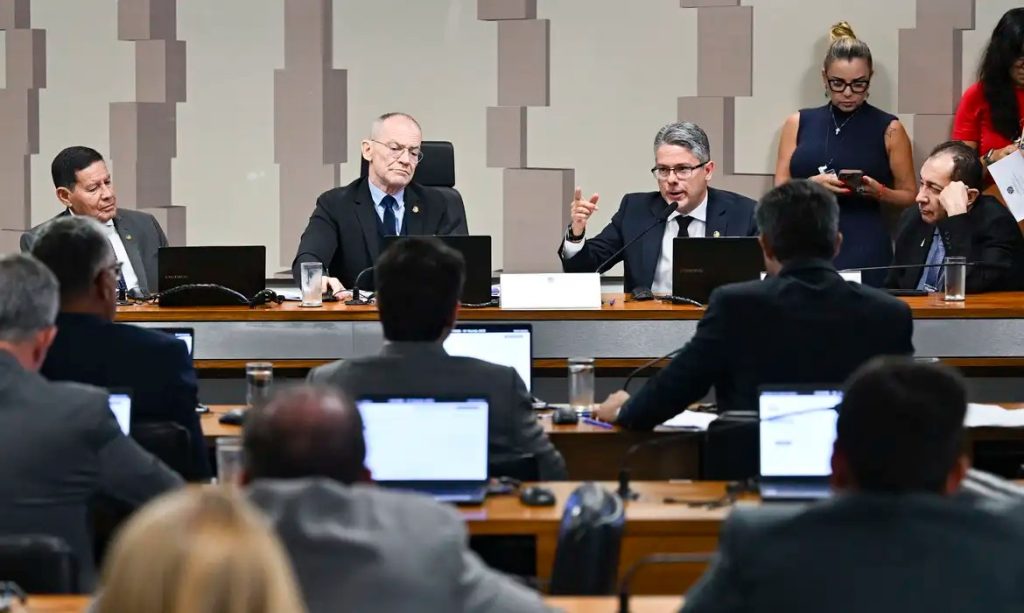 Senadores reunidos no plenário do Senado Federal durante sessão da CPI do Crime Organizado para votação de requerimentos.