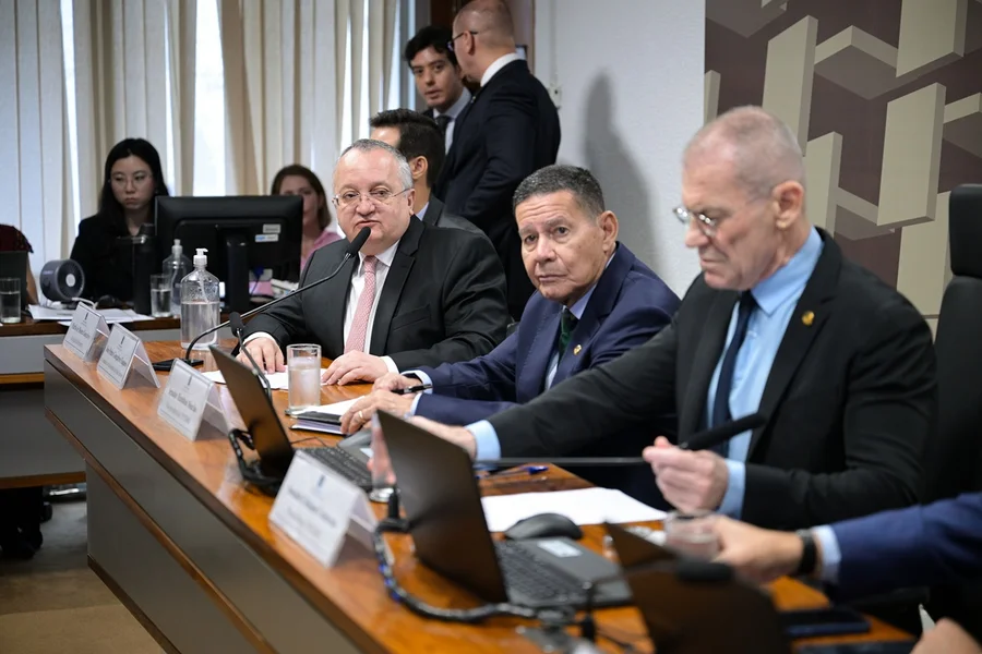 Integrantes da CPI do Crime Organizado reunidos no Senado Federal para votação de quebras de sigilo.