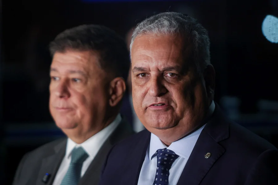 Sessão parlamentar da cpmi do inss no congresso nacional brasileiro durante discussão de relatório