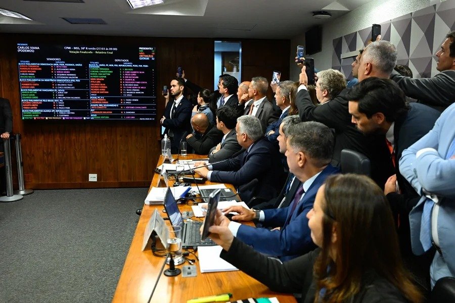Parlamentares reunidos durante sessão da cpmi do inss no senado federal.