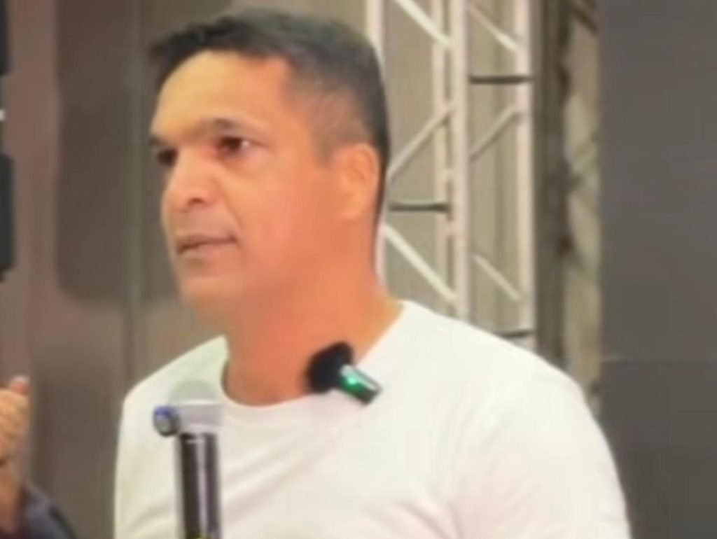Cabo Daciolo fala durante o lançamento de sua pré-candidatura ao Senado pelo Amazonas em Manaus.