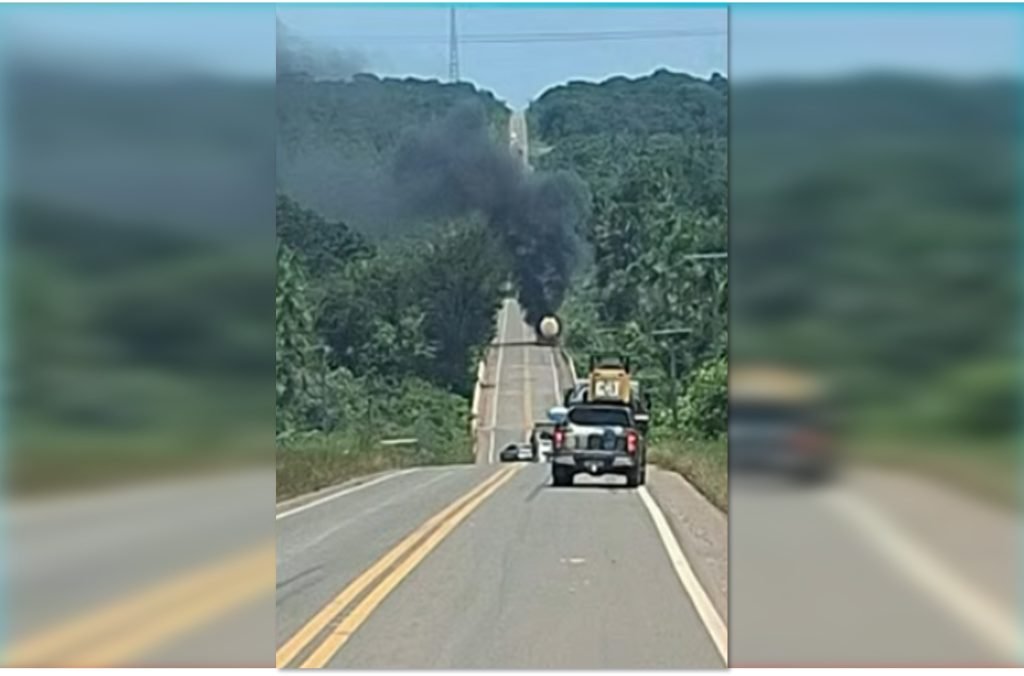 Caminhão pegando fogo às margens da rodovia BR 174 entre Manaus e Presidente Figueiredo no Amazonas