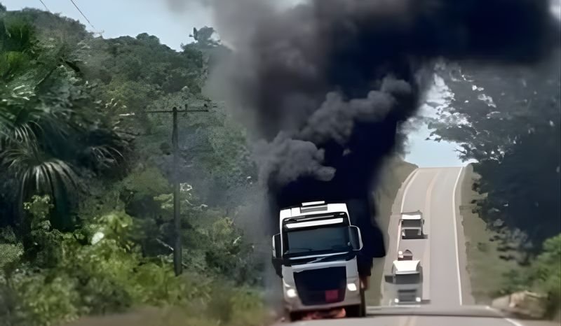 Caminhão-tanque em chamas na rodovia BR-174 em Presidente Figueiredo com fumaça preta