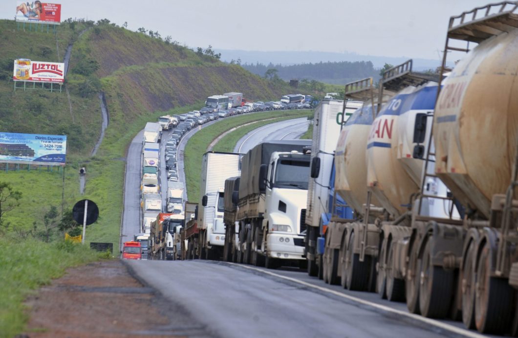 caminhões em fila durante mobilização de greve nacional dos caminhoneiros