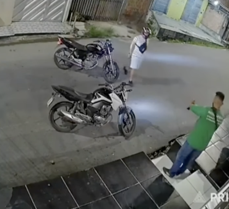 entregador sendo abordado por criminoso em motocicleta durante assalto na zona leste de manaus