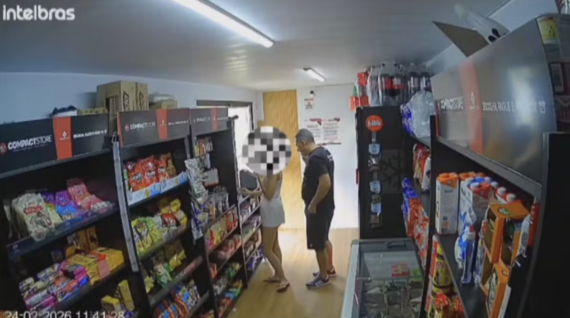 Homem se aproxima de adolescente em mercado de autoatendimento em condomínio de Sorocaba