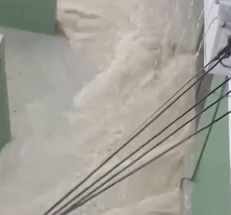 Alagamento causado por forte chuva no bairro Morro da Liberdade em Manaus.