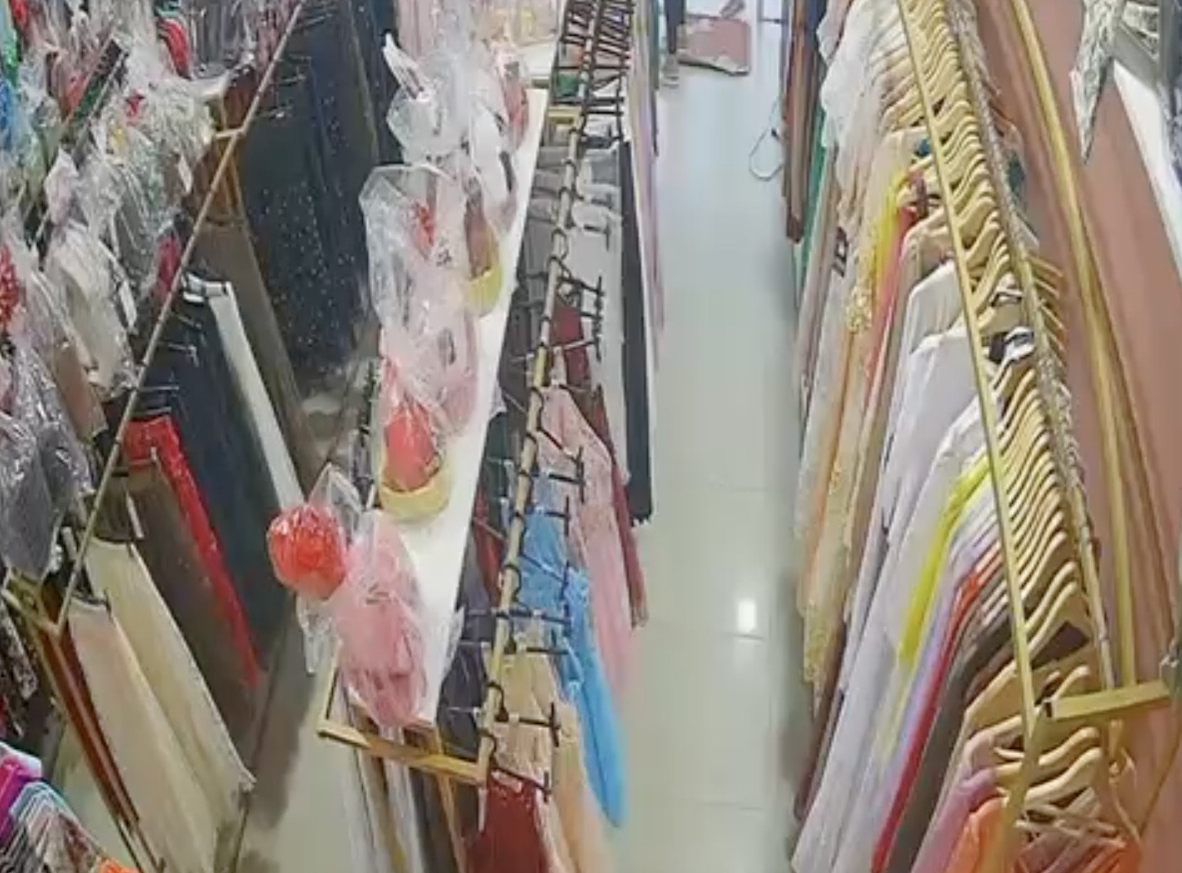 Câmeras de segurança registram momento em que duas mulheres furtam peças de vestuário em uma loja de roupas no bairro Jorge Teixeira.