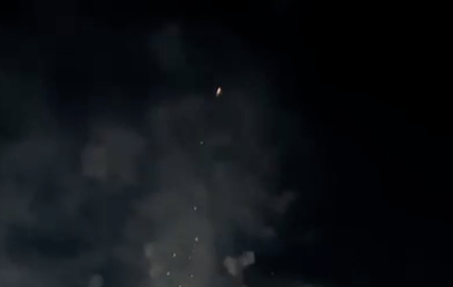 Moradores do bairro Japiim registram queima de fogos de artifício durante a noite em Manaus