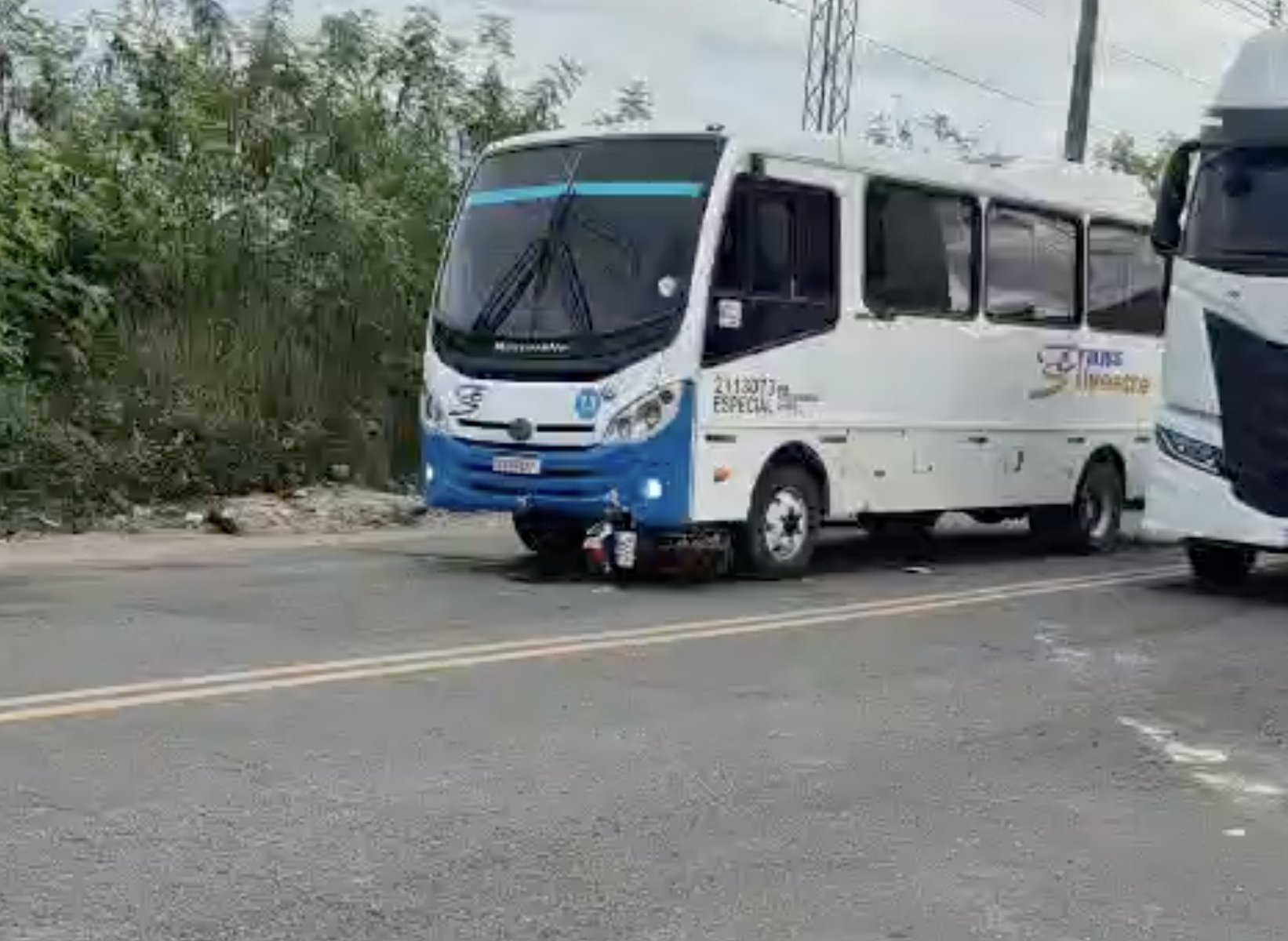 Motocicleta presa sob ônibus após grave acidente na Estrada do Puraquequara em Manaus