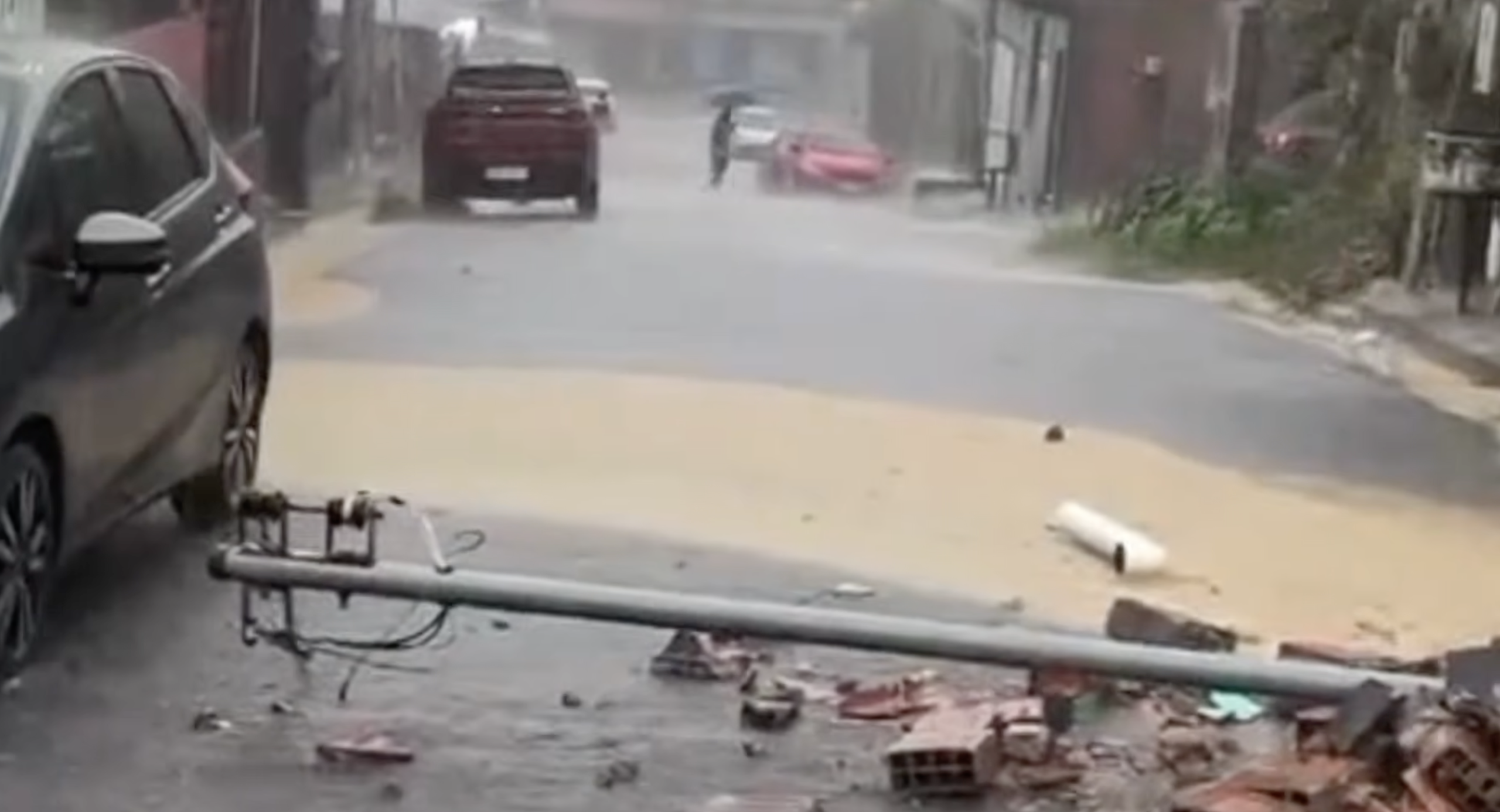 deslizamento de barranco atinge casa no bairro novo israel durante temporal em manaus