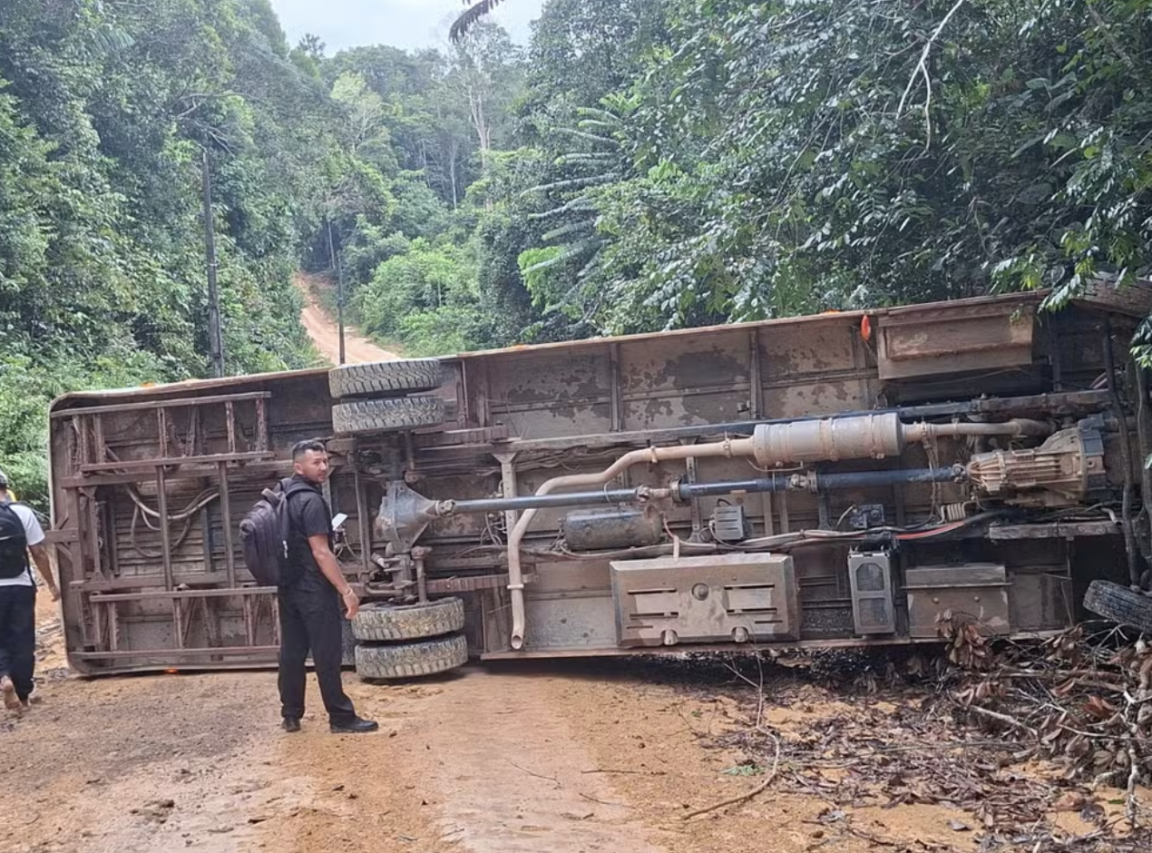 ônibus escolar capotado em ladeira de barro no ramal do pau rosa em manaus