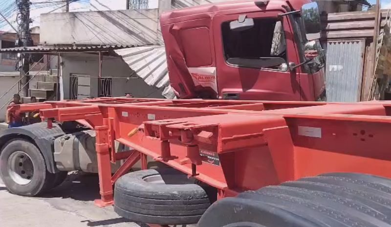 Fachada de casa destruída após colisão de uma carreta no bairro Mauazinho em Manaus.