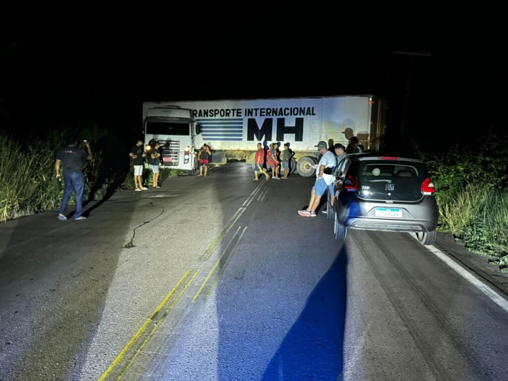 Carreta carregada de peixe atravessada e bloqueando os dois sentidos da rodovia BR 174 na ladeira da vovó em Manaus