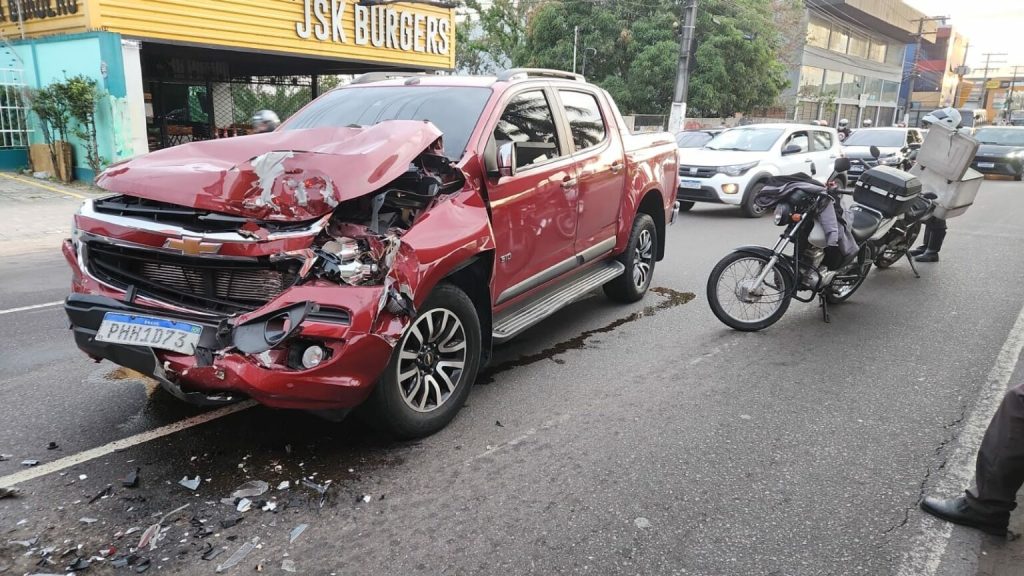 Caminhonete chevrolet s10 vermelha destruída após colisão com ônibus na avenida max teixeira em manaus