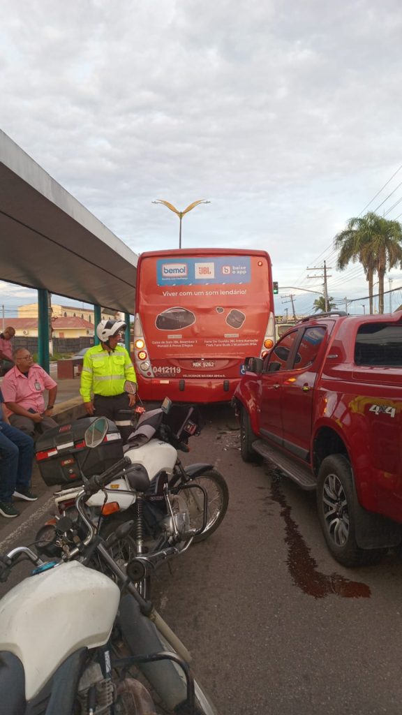 Caminhonete chevrolet s10 vermelha destruída após colisão com ônibus na avenida max teixeira em manaus