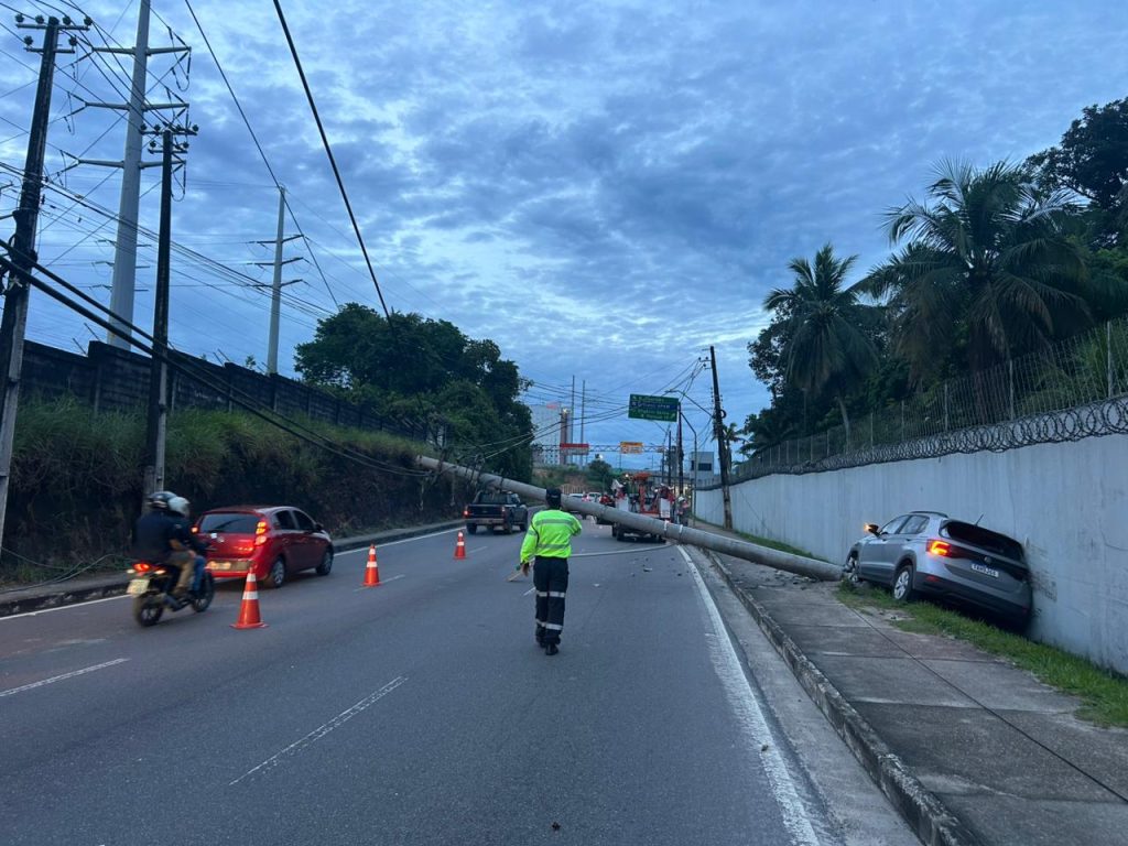 Carro de passeio após colisão com poste de iluminação pública caído na Avenida das Torres em Manaus