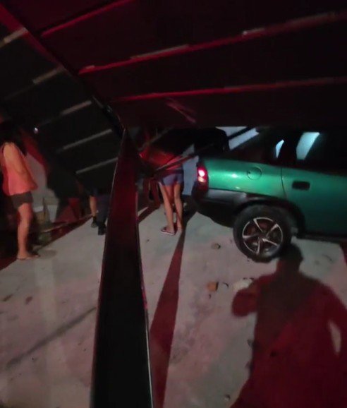Vista de portão de residência derrubado após impacto de carro desgovernado no bairro Cidade Nova em Manaus