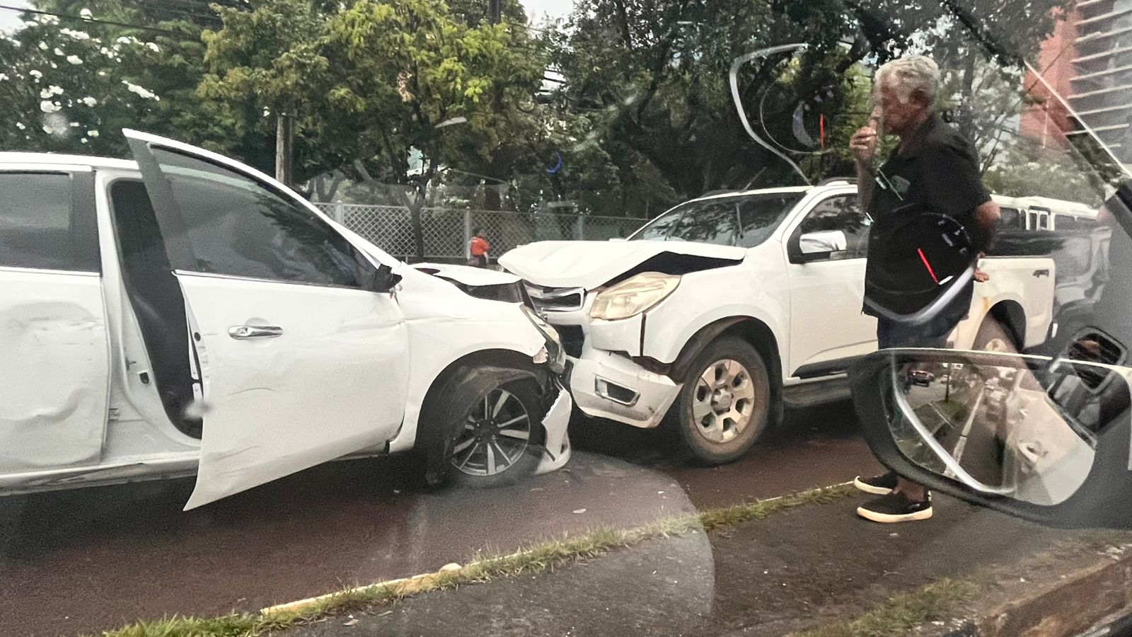 Carro Nissan Versa danificado após colisão frontal na contramão na Avenida Djalma Batista em Manaus